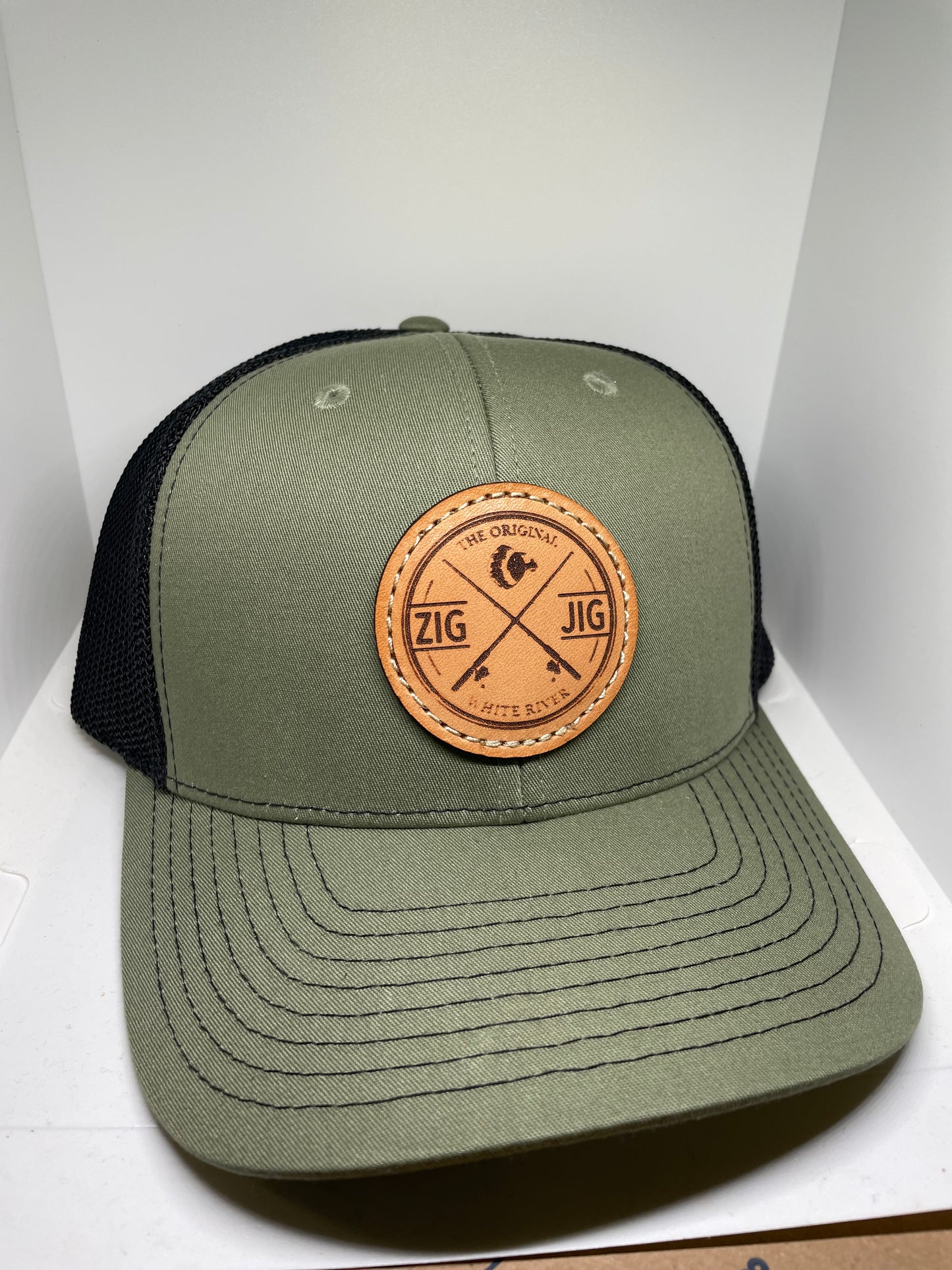 ZIG LID LEATHER PATCH SNAP BACK (HAT)